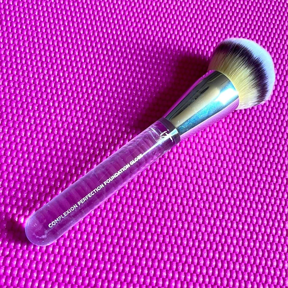 It cosmetics complexion perfection foundation globe brush